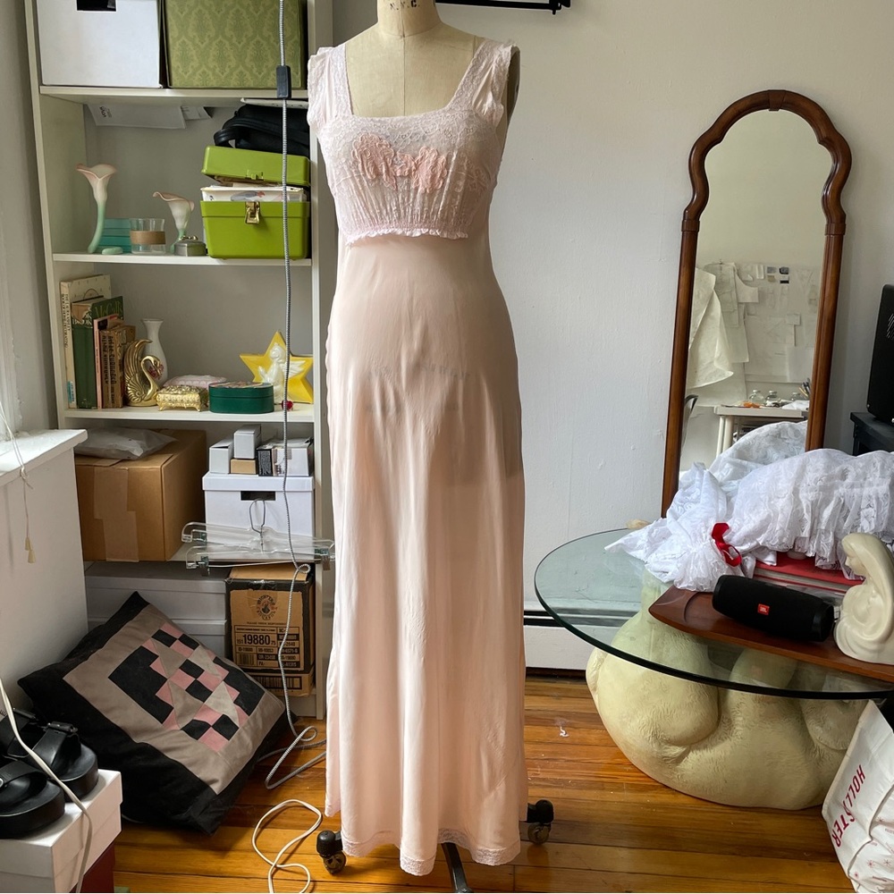 Vintage 1930s pale pink dressing gown